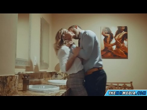 ❤️ Wakati blonde mwenye busty anakutongoza kwenye choo cha umma Fucking ❌️❤